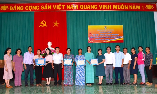 “Tặng áo dài – Trao gửi yêu thương”