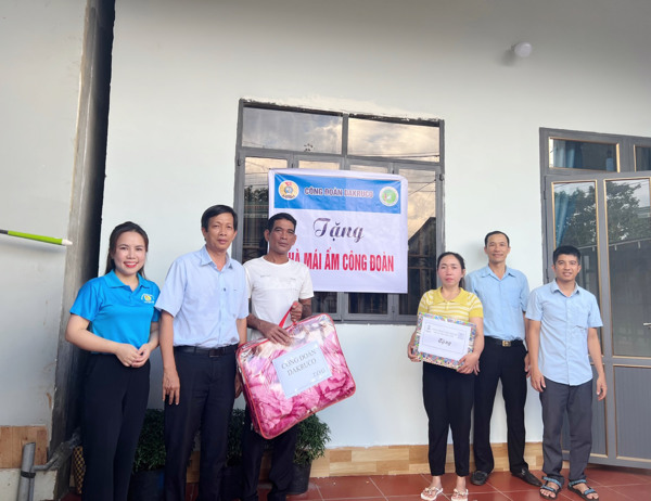 Công đoàn cơ sở Công ty cổ phần cao su Đắk Lắk hỗ trợ kinh phí  xây nhà Mái ấm công đoàn cho người lao động khó khăn
