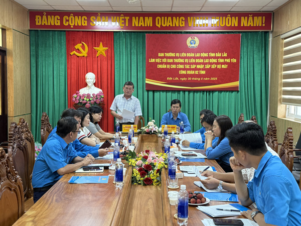 LĐLĐ tỉnh Phú Yên làm việc với LĐLĐ tỉnh Đắk Lắk về chủ trương sáp nhập