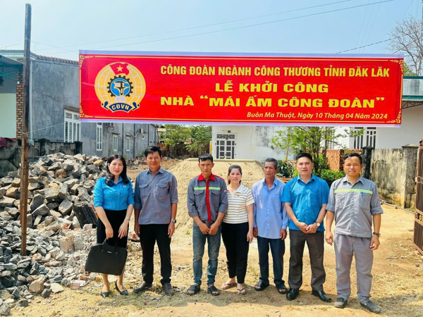 Công đoàn ngành Công Thương bàn giao 02 nhà “Mái ấm Công đoàn” cho đoàn viên khó khăn