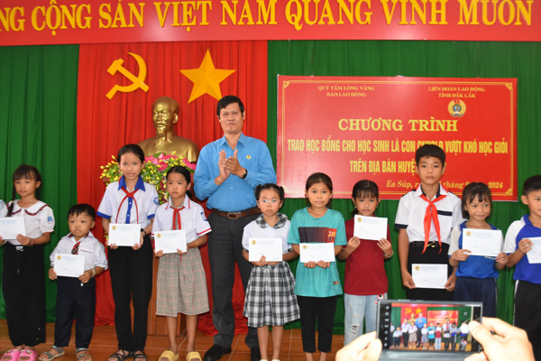 Quỹ xã hội từ thiện Tấm lòng Vàng Lao Động trao 90 suất học bổng tặng con đoàn viên, công nhân lao động có hoàn cảnh khó khăn