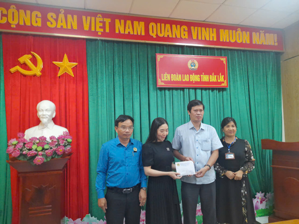 Quỹ xã hội từ thiện Tấm lòng Vàng Lao Động ủng hộ con cán bộ công đoàn chuyên trách bị bệnh hiểm nghèo