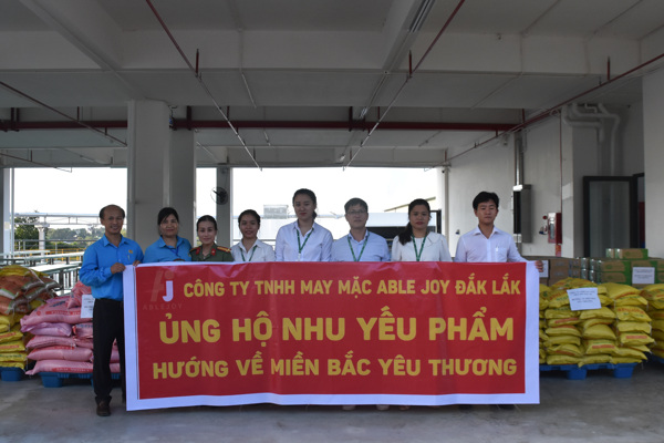 Công ty TNHH May mặc Able Joy Đắk Lắk hỗ trợ đồng bào Miền Bắc nhu yếu phẩm gần 190 triệu đồng 