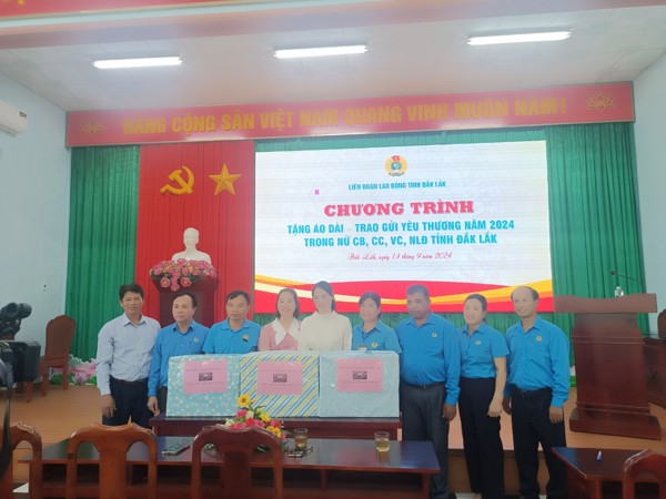 Liên đoàn Lao động tỉnh bàn giao trên 1000 bộ áo dài cho Hội Liên hiệp phụ nữ tỉnh
