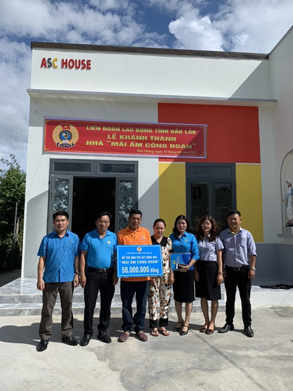 Trao nhà “Mái ấm công đoàn” cho đoàn viên Công đoàn cơ sở Công ty cổ phần thép Asean thuộc Công đoàn Ngành Công thương tỉnh Đắk Lắk