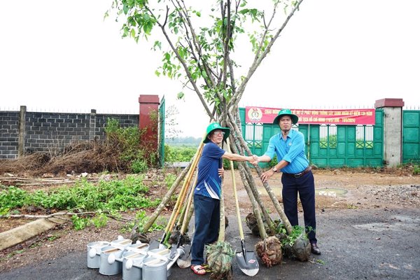 Liên đoàn Lao động tỉnh trồng cây xanh kỷ niệm 134 năm Ngày sinh Chủ tịch Hồ Chí Minh tại Khu công nghiệp Hòa Phú