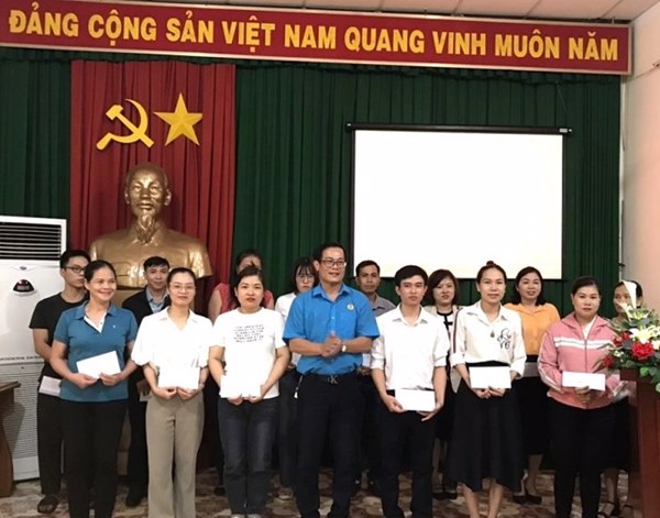 Công đoàn ngành Giao thông Vận tải Đắk Lắk tặng quà cho đoàn viên dịp Tháng Công nhân