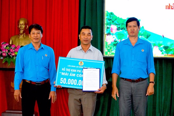 LĐLĐ tỉnh hỗ trợ đoàn viên, người lao động khó khăn tại huyện Krông Búk và Krông Năng