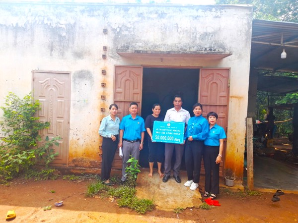 LĐLĐ tỉnh hỗ trợ kinh phí xây nhà “Mái ấm công đoàn” cho đoàn viên khó khăn huyện Lắk và Cư Kuin