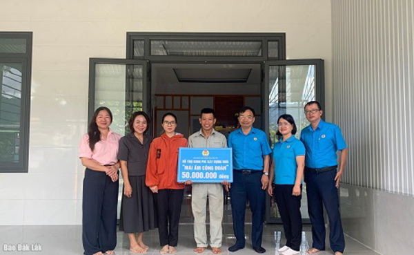Trao kinh phí hỗ trợ xây dựng “Mái ấm công đoàn”