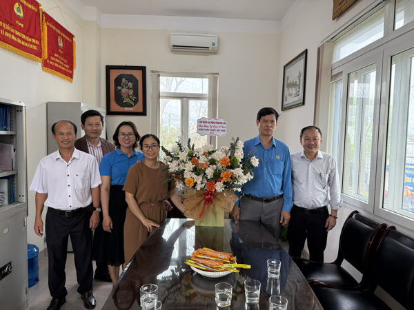 Thường trực Liên đoàn Lao động chúc mừng Ngày Thầy thuốc Việt Nam 27/2 