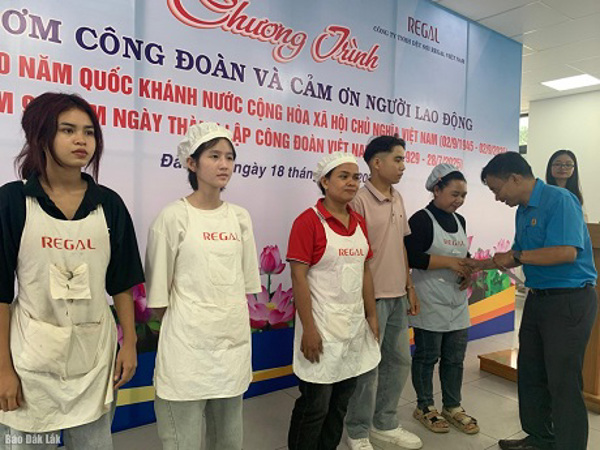 Tổ chức “Bữa cơm công đoàn” cho người lao động tại Công ty TNHH Dệt sợi Regal