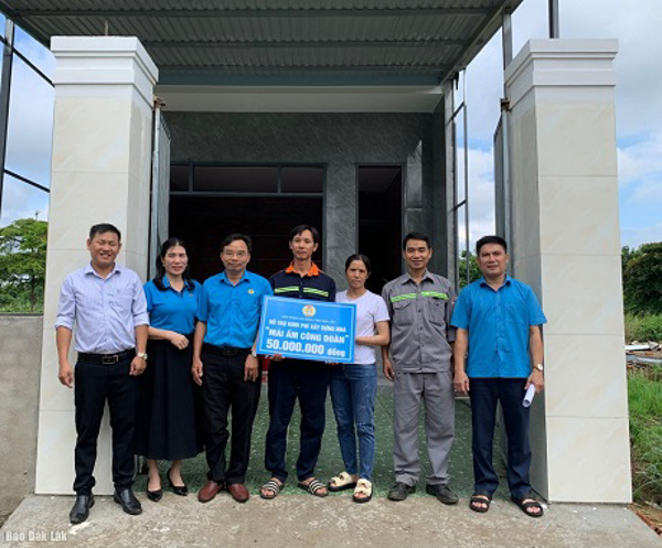 Trao kinh phí hỗ trợ xây dựng “Mái ấm công đoàn”