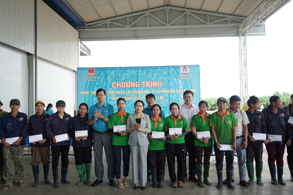 Đoàn Đại biểu Quốc hội tỉnh thăm và tặng quà công nhân lao động khó khăn
