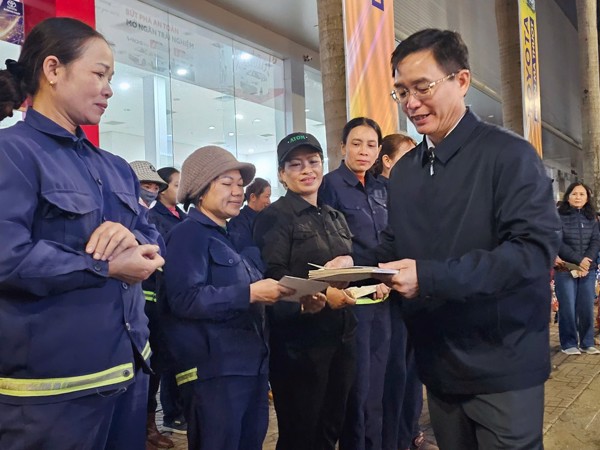 Bí thư Tỉnh ủy tặng quà cho công nhân đêm giao thừa