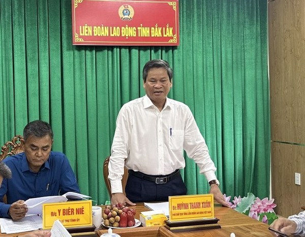 Tổng Liên đoàn làm việc với LĐLĐ tỉnh về công tác tổ chức, cán bộ