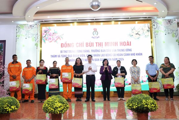 Bí thư Trung ương Đảng, Trưởng Ban Dân vận Trung ương Bùi Thị Minh Hoài thăm và tặng quà Tết cho đoàn viên, người lao động 