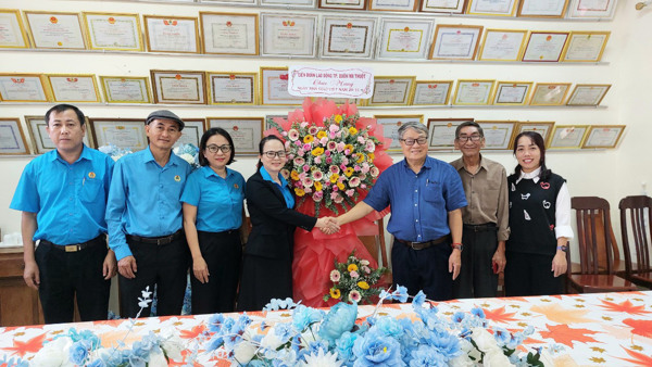 Liên đoàn Lao động Thành phố thăm, chúc mừng ngày Nhà giáo Việt Nam 20/11