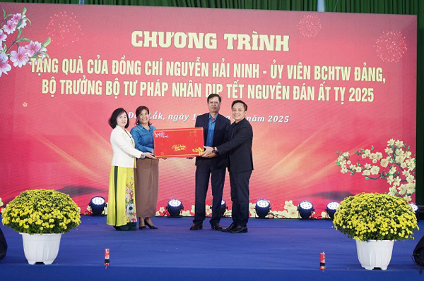 LĐLĐ tỉnh phối hợp với Sở Tư pháp trao tặng 100 phần quà cho đoàn viên, người lao động tỉnh Đắk Lắk