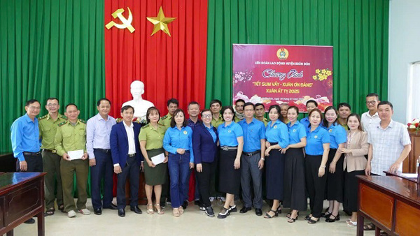 LIÊN ĐOÀN LAO ĐỘNG HUYỆN BUÔN ĐÔN THĂM, TẶNG QUÀ TẾT CHO CÁC TỔ CÔNG ĐOÀN THUỘC CÔNG ĐOÀN VƯỜN QUỐC GIA YOK ĐÔN