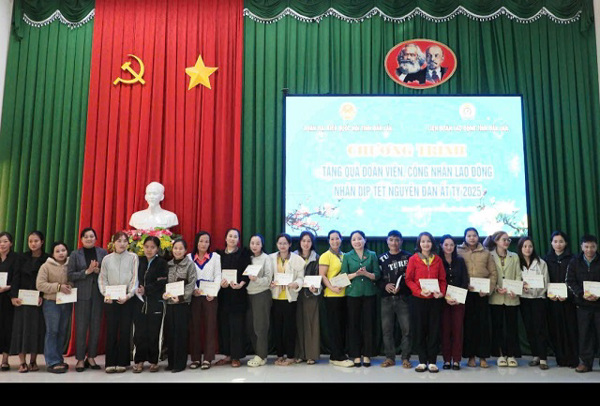Đoàn công tác của Đoàn Đại biểu Quốc hội (ĐBQH) tỉnh do đồng chí Nguyễn Thị Thu Nguyệt, Phó Trưởng đoàn phụ trách Đoàn ĐBQH tỉnh làm Trưởng đoàn phối hợp với Liên đoàn Lao động tỉnh đã đến thăm, tặng quà đoàn viên, công nhân lao động đang làm việc trên địa bàn thị xã Buôn Hồ.