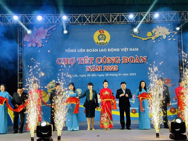 Sôi nổi Chợ Tết Công đoàn 2023