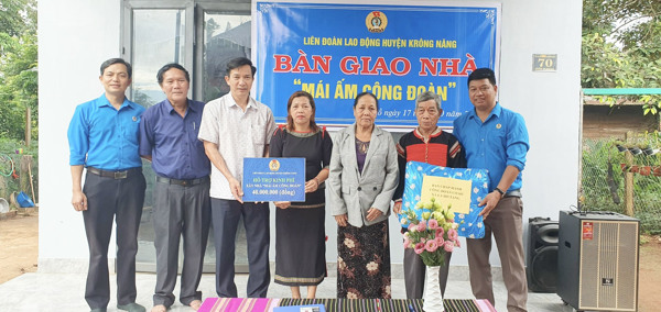 Liên đoàn Krông Năng hỗ trợ kinh phí xây nhà  “Mái ấm công đoàn” cho đoàn viên khó khăn