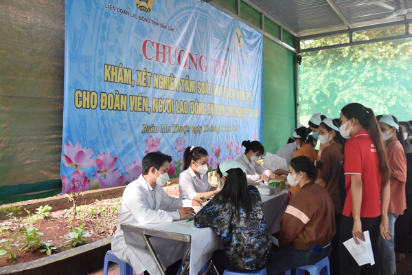 Xét nghiệm miễn phí, tầm soát ung thư cho hơn 500 người lao động tại cum công nghiệp Tân An