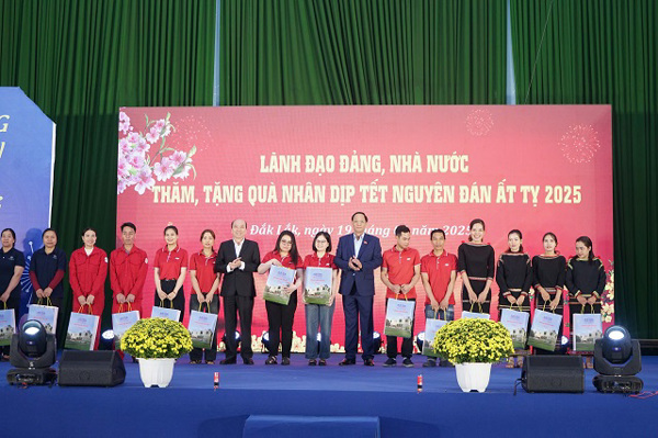 Phó Chủ tịch Quốc Hội Trần Quang Phương trao 300 phần quà tặng đoàn viên, người lao động tỉnh Đắk Lắk