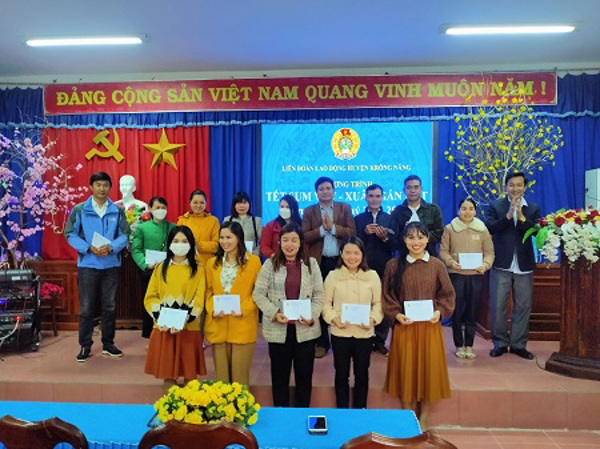 Công đoàn huyện Krông Năng trao tặng gần 300 suất quà  cho đoàn viên có hoàn cảnh khó khăn tại Chương trình  “Tết sum vầy- Xuân gắn kết” năm 2023
