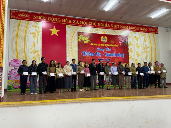 Liên đoàn Lao động huyện Krông  Năng trao quà tết cho đoàn viên, người lao động có hoàn cảnh khó khăn nhân dịp Tết Nguyên đán Ất Tỵ năm 2025.