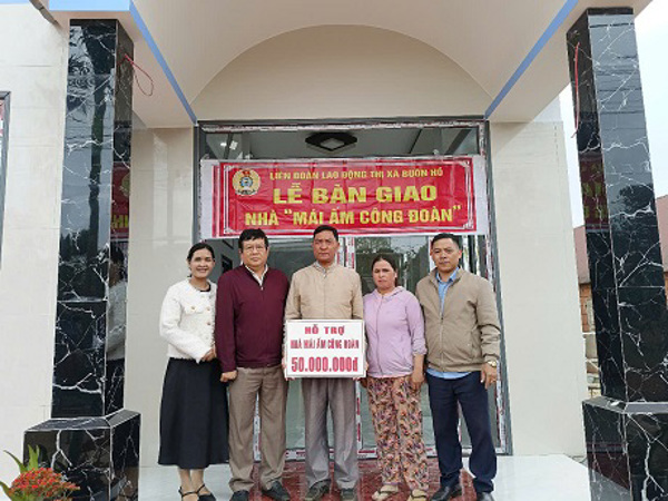 Liên đoàn Lao động thị xã Buôn Hồ tổ chức trao nhà “Mái ấm công đoàn”