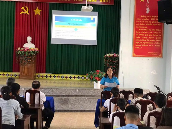 LĐLĐ HUYỆN EAKAR: TRÊN 100 CNLĐ THAM GIA TUYÊN TRUYỀN, ĐỐI THOẠI VỀ PHÁP LUẬT LAO ĐỘNG, CÔNG ĐOÀN.