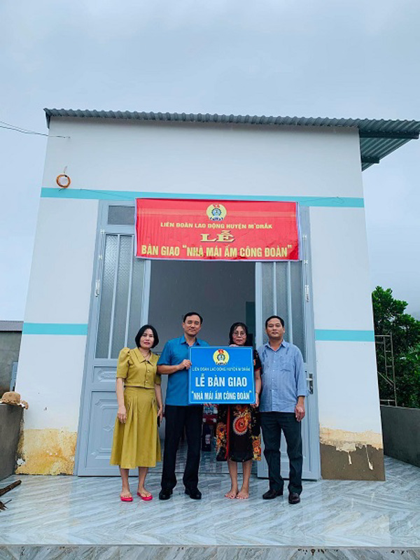Công đoàn huyện M’Đrắk Bàn giao Nhà mái ấm công đoàn cho đoàn viên có hoàn cảnh khó khăn  trước dịp Tết Nguyên đán 2023