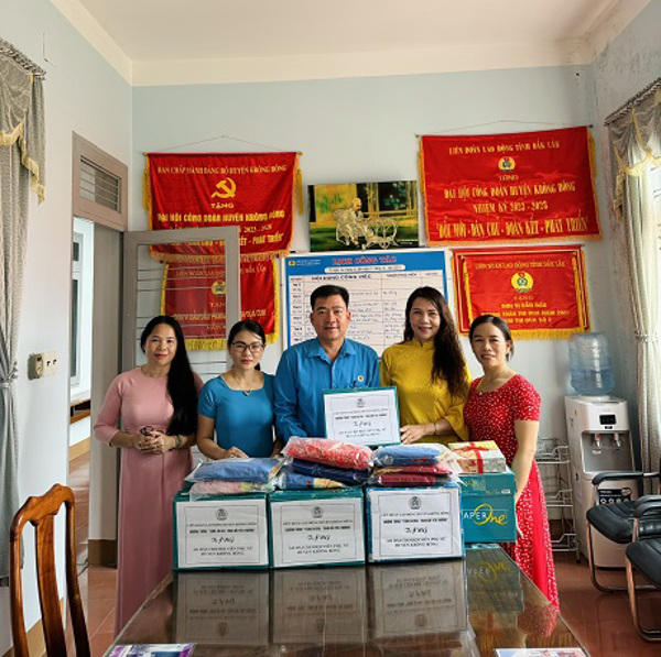 Liên đoàn Lao động huyện Krông Bông vận động  và trao tặng Áo dài cho hội viên Hội phụ nữ huyện đợt 1 nhân dịp Ngày Quốc tế Phụ nữ 08/3/2024