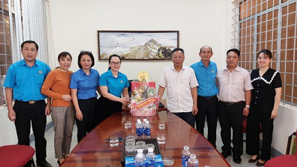 Liên đoàn Lao động Thành phố thăm, chúc Tết các Doanh nghiệp và tặng quà cho công nhân lao động