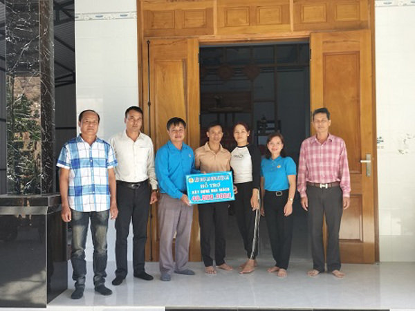 LĐLĐ huyện Lắk tổ chức Trao nhà “Mái ấm công đoàn” cho đoàn viên Nguyễn Tôn Nhượng CĐCS xã Buôn Tría Huyện Lắk