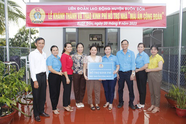 Liên đoàn Lao động huyện Buôn Đôn hỗ trợ kinh phí xây nhà "Mái ấm công đoàn"