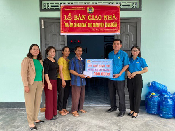 Liên đoàn Lao động huyện Krông Bông bàn giao nhà “Mái ấm Công đoàn” cho đoàn viên khó khăn