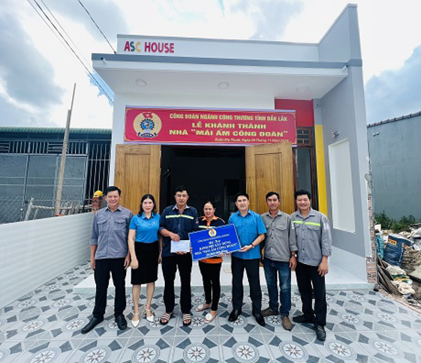 Bàn giao nhà “Mái ấm Công đoàn” cho đoàn viên có hoàn cảnh  khó khăn thuộc Công đoàn ngành Công Thương tỉnh Đắk Lắk