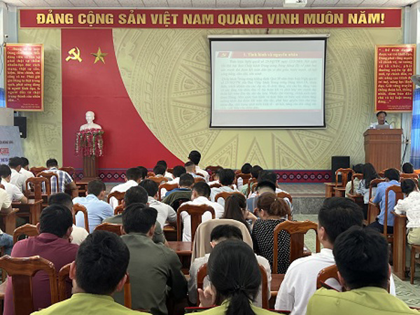 LĐLĐ Krông Bông phối hợp với Ban Tuyên giáo Huyện ủy tổ chức Hội nghị nghiên cứu, học tập, quán triệt và triển khai thực hiện Nghị quyết Hội nghị lần thứ tám Ban Chấp hành Trung ương Đảng khóa XIII