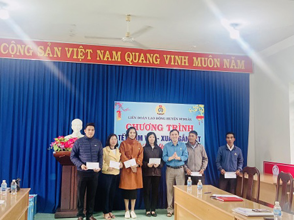 Công đoàn huyện M’Đrắc tổ chức các hoạt động chăm lo cho đoàn viên, người lao động nhân dịp Tết Nguyên đán Quý Mão 2023.