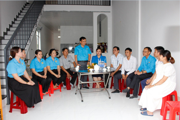 Liên đoàn Lao động huyện Buôn Đôn tổ chức chương trình trao kinh phí hỗ trợ xây dựng Nhà mái ấm Công đoàn