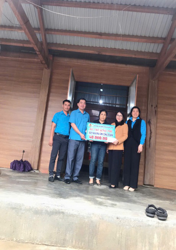 Liên đoàn Lao động huyện Krông Bông Bàn giao nhà “Mái ấm Công đoàn” cho đoàn viên có hoàn cảnh khó khăn
