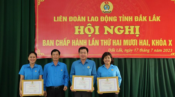 LĐLĐ tỉnh biểu dương khen thưởng 13 tập thể, 12 cá nhân tiêu biểu trong Học tập và làm theo tư tưởng, đạo đức, phong cách Hồ Chí Minh 