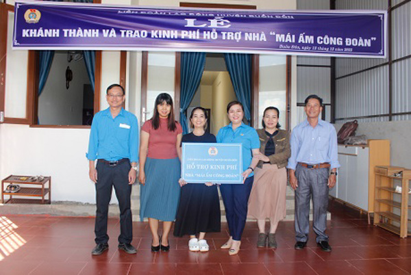 Liên đoàn Lao động huyện Buôn Đôn trao kinh phí  hỗ trợ xây dựng nhà “Mái ấm Công đoàn”