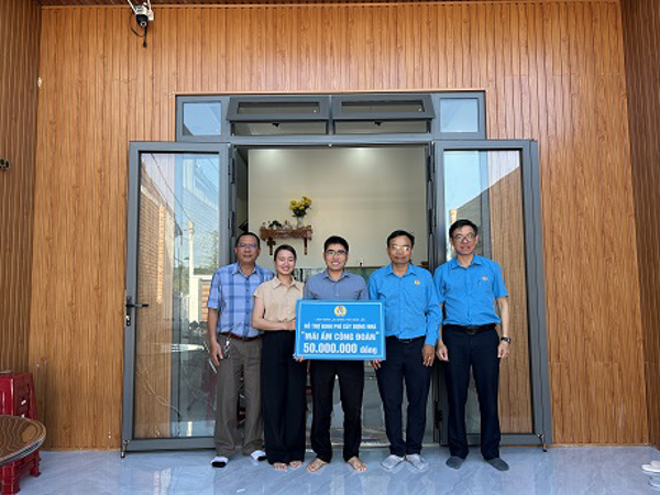 Trao nhà “Mái ấm công đoàn” cho đoàn viên có hoàn cảnh khó khăn thuộc Công đoàn ngành Nông nghiệp và PTNT