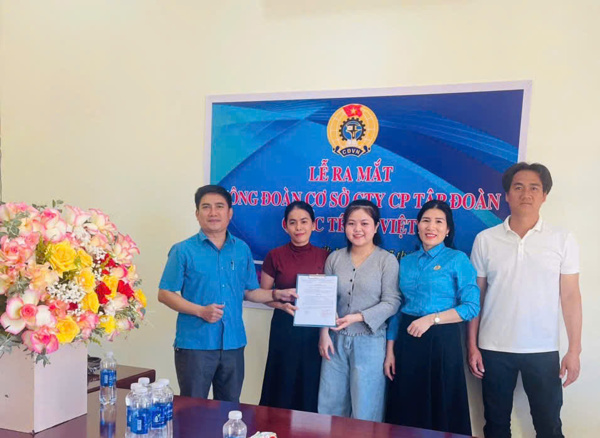 Công đoàn ngành Công Thương: Công bố Quyết định kết nạp 32 đoàn viên vào tổ chức Công đoàn