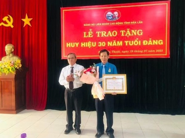 Lễ trao tặng Huy hiệu 30 năm tuổi Đảng 