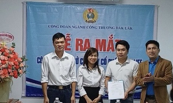 Công cố Quyết định thành lập Công đoàn cơ sở công ty cổ phần ASIA LIFE, kết nạp 27 đoàn viên vào tổ chức Công đoàn ngành Công Thương tỉnh Đắk Lắk